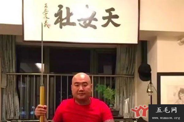 天安社和警察打架视频经过 玩直播还敢袭警只有蹲监狱的份