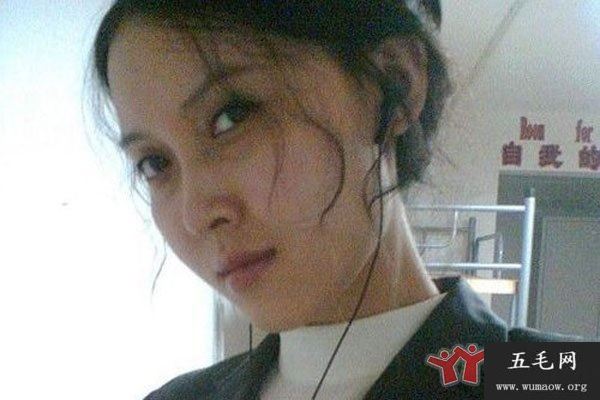 新东方教师戚颖艳照 教书育人不如唱歌跳舞