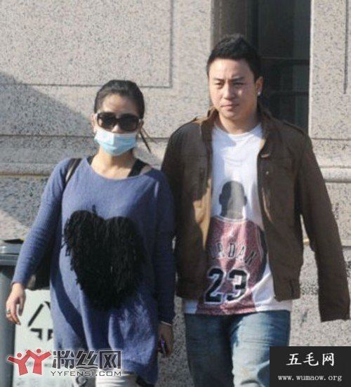 何洁释小龙结婚了吗 释小龙和何洁结婚照